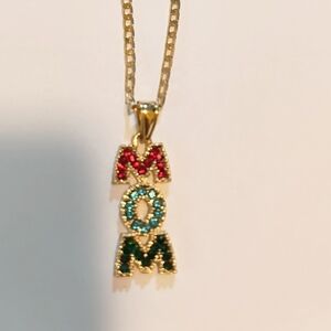 Cadena Con Dije En Oro Laminado.           Elegant Gold 'MOM' Pendant Necklace